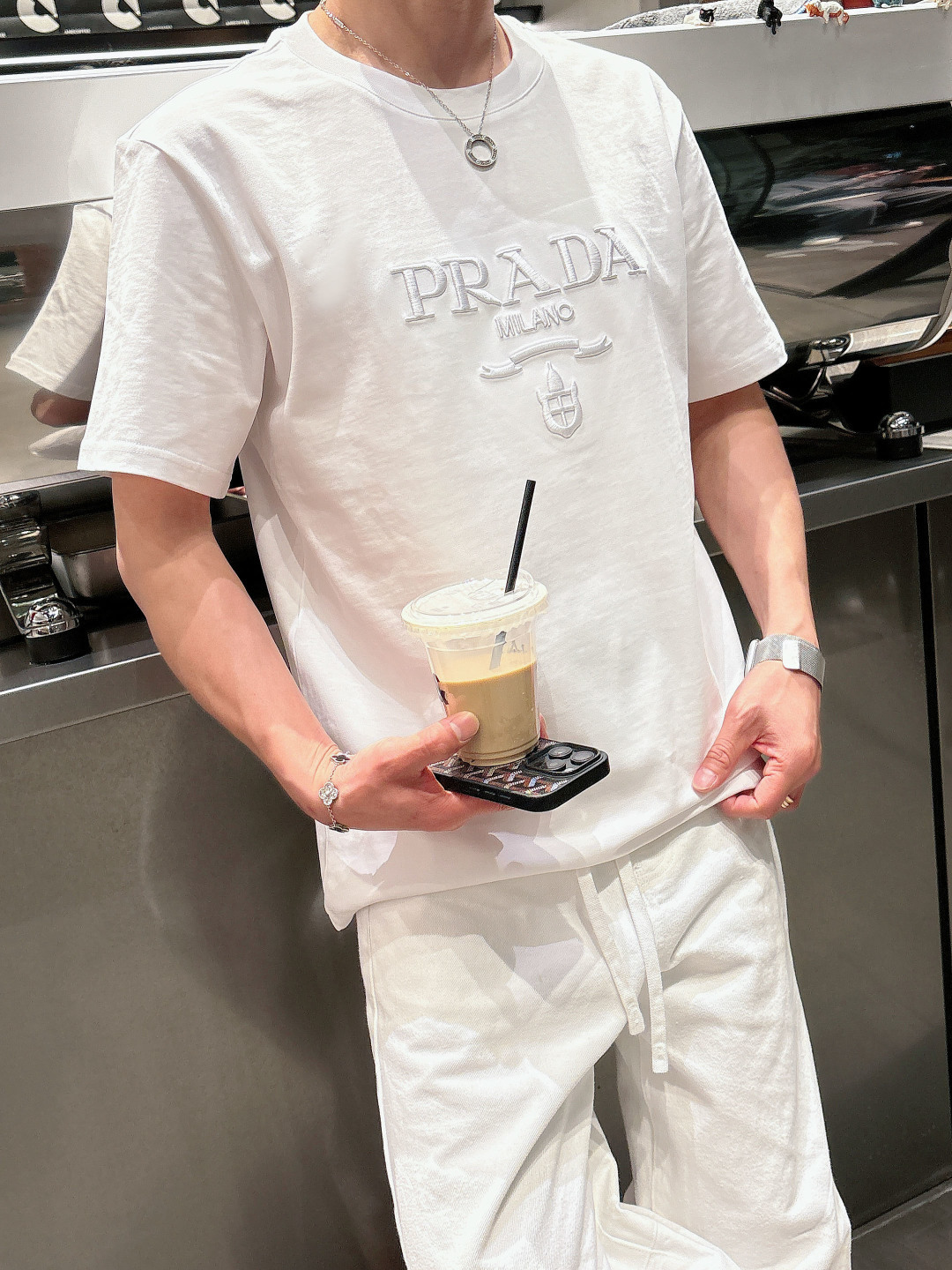 Pra春夏经典字母刺绣短袖T恤，极简基础款风格设计承载简约华美格调，表达品牌重释基础单品并赋予新颖内涵的