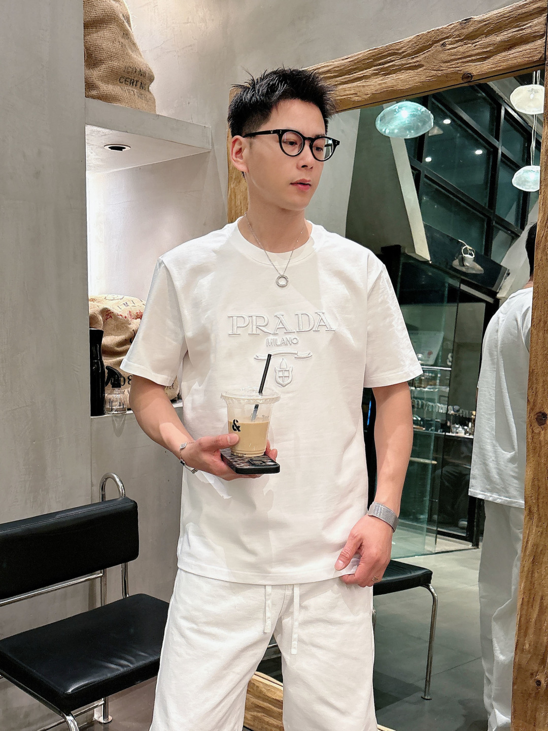 Pra春夏经典字母刺绣短袖T恤，极简基础款风格设计承载简约华美格调，表达品牌重释基础单品并赋予新颖内涵的