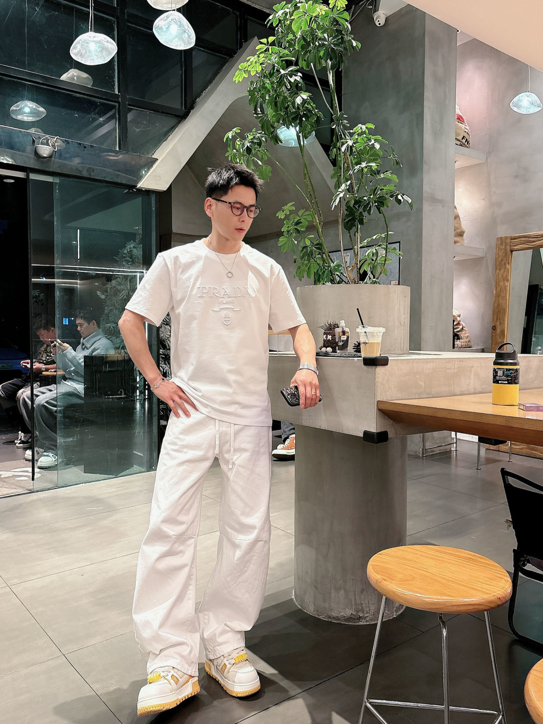 Pra春夏经典字母刺绣短袖T恤，极简基础款风格设计承载简约华美格调，表达品牌重释基础单品并赋予新颖内涵的