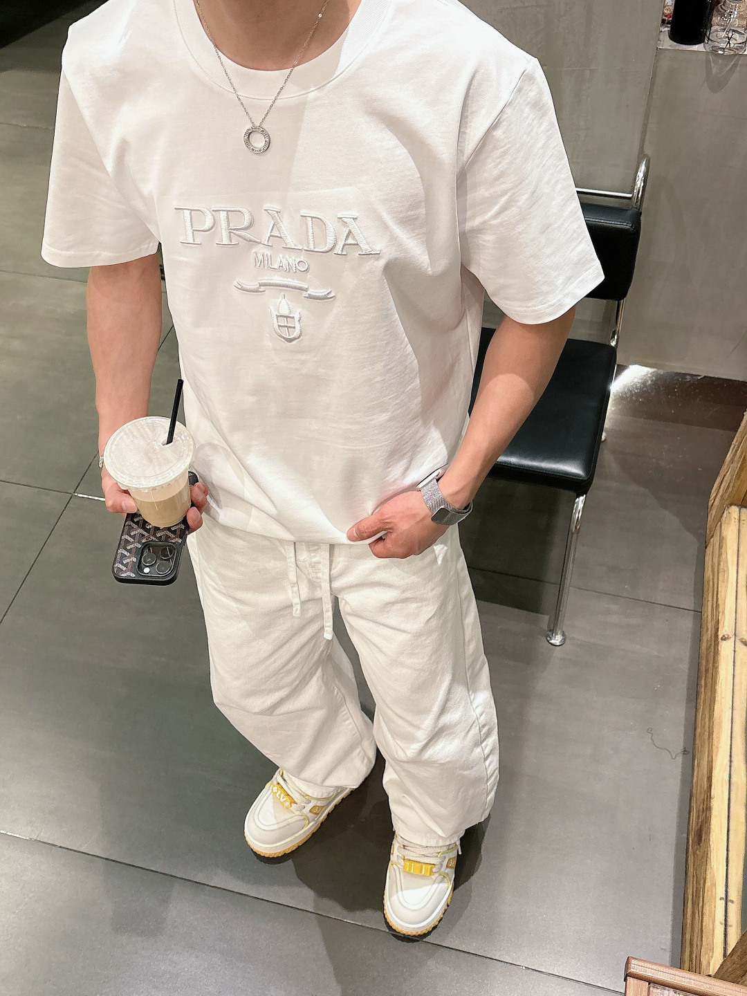 Pra春夏经典字母刺绣短袖T恤，极简基础款风格设计承载简约华美格调，表达品牌重释基础单品并赋予新颖内涵的