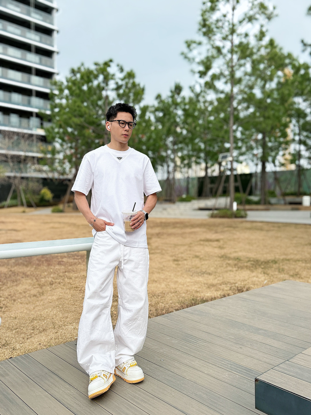 Prada 26ss春夏新品经典标识涂珐琅金属三角形徽标短袖T恤，正面胸前饰有品牌经典标志性三角形金属标