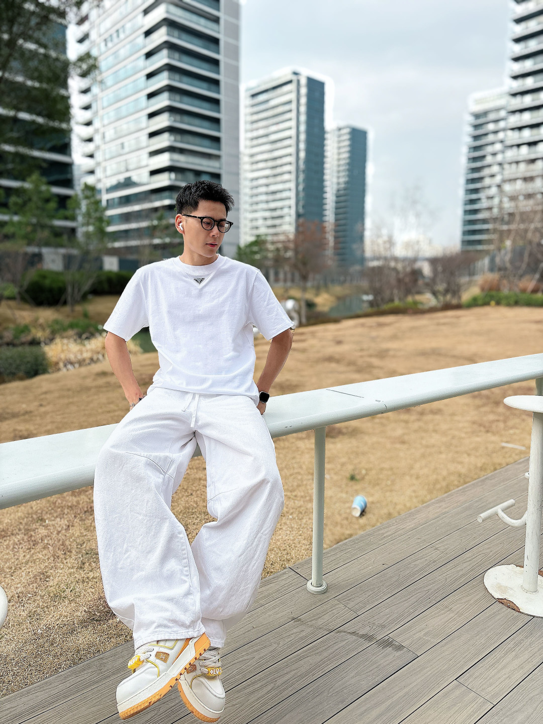 Prada 26ss春夏新品经典标识涂珐琅金属三角形徽标短袖T恤，正面胸前饰有品牌经典标志性三角形金属标