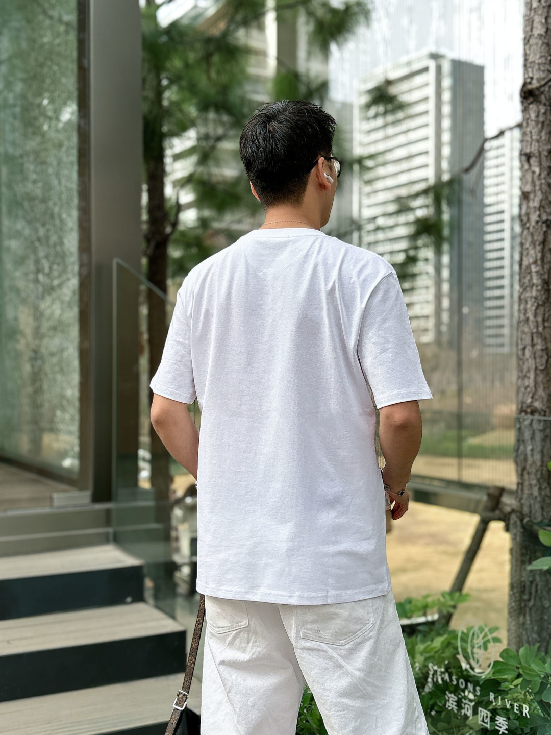 Prada 26ss春夏新品经典标识涂珐琅金属三角形徽标短袖T恤，正面胸前饰有品牌经典标志性三角形金属标