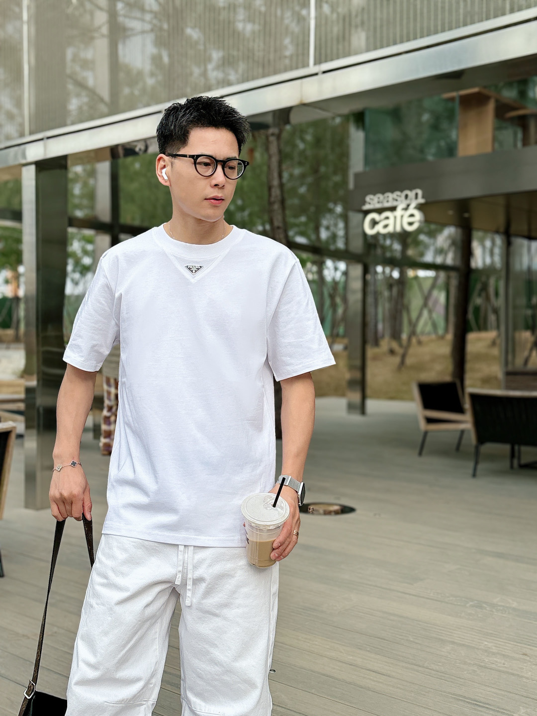 Prada 26ss春夏新品经典标识涂珐琅金属三角形徽标短袖T恤，正面胸前饰有品牌经典标志性三角形金属标