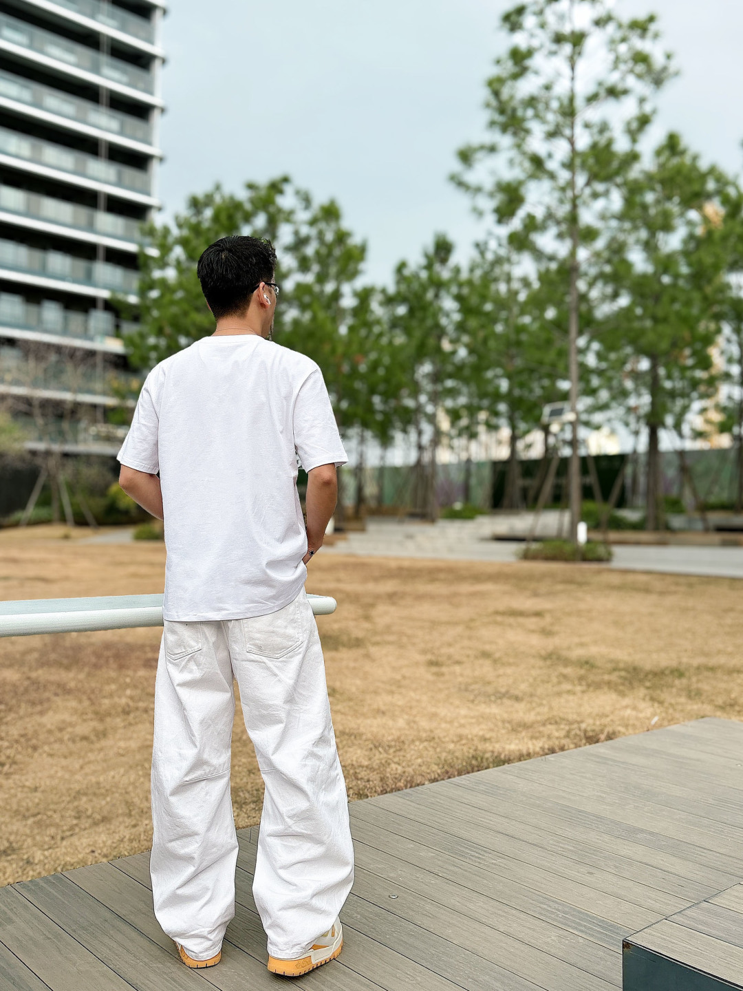 Prada 26ss春夏新品经典标识涂珐琅金属三角形徽标短袖T恤，正面胸前饰有品牌经典标志性三角形金属标