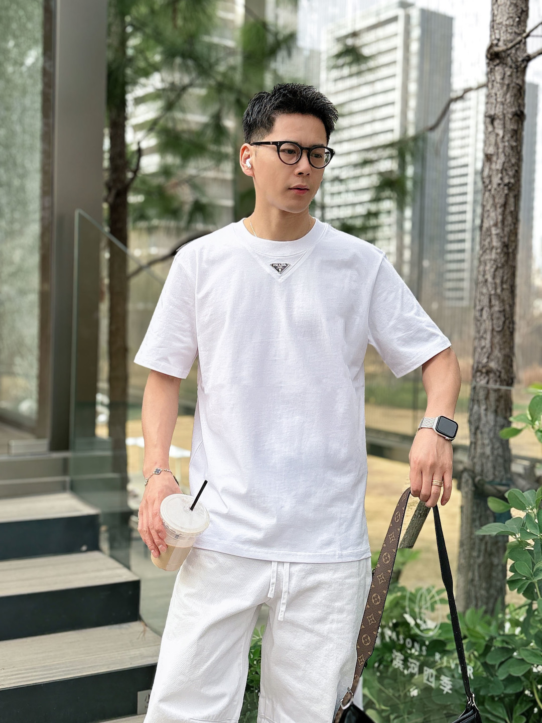 Prada 26ss春夏新品经典标识涂珐琅金属三角形徽标短袖T恤，正面胸前饰有品牌经典标志性三角形金属标