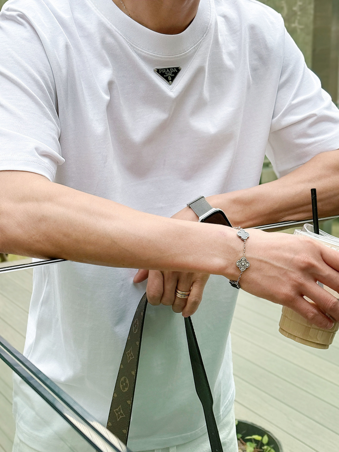 Prada 26ss春夏新品经典标识涂珐琅金属三角形徽标短袖T恤，正面胸前饰有品牌经典标志性三角形金属标