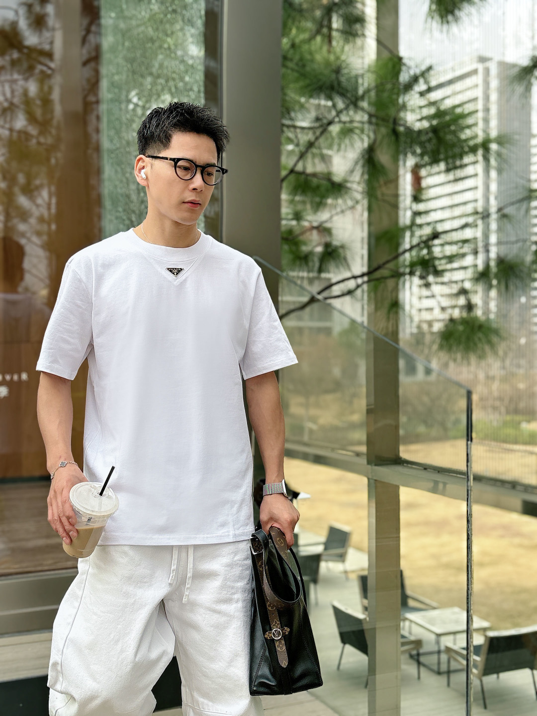 Prada 26ss春夏新品经典标识涂珐琅金属三角形徽标短袖T恤，正面胸前饰有品牌经典标志性三角形金属标