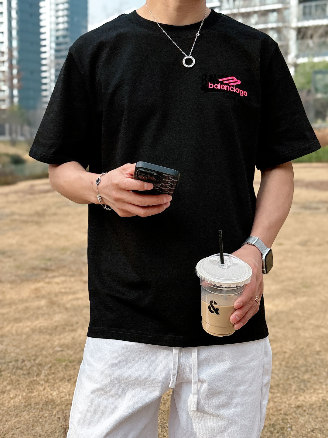 bal*enc*ia*ga巴黎新款短袖T恤， 纯棉面料，简约时尚精致，减龄百搭，色彩搭配舒适清爽， 亲肤