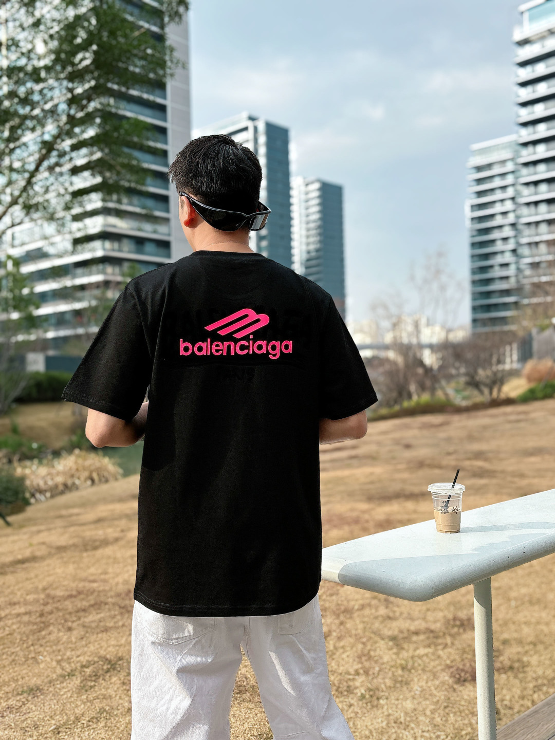 bal*enc*ia*ga巴黎新款短袖T恤， 纯棉面料，简约时尚精致，减龄百搭，色彩搭配舒适清爽， 亲肤