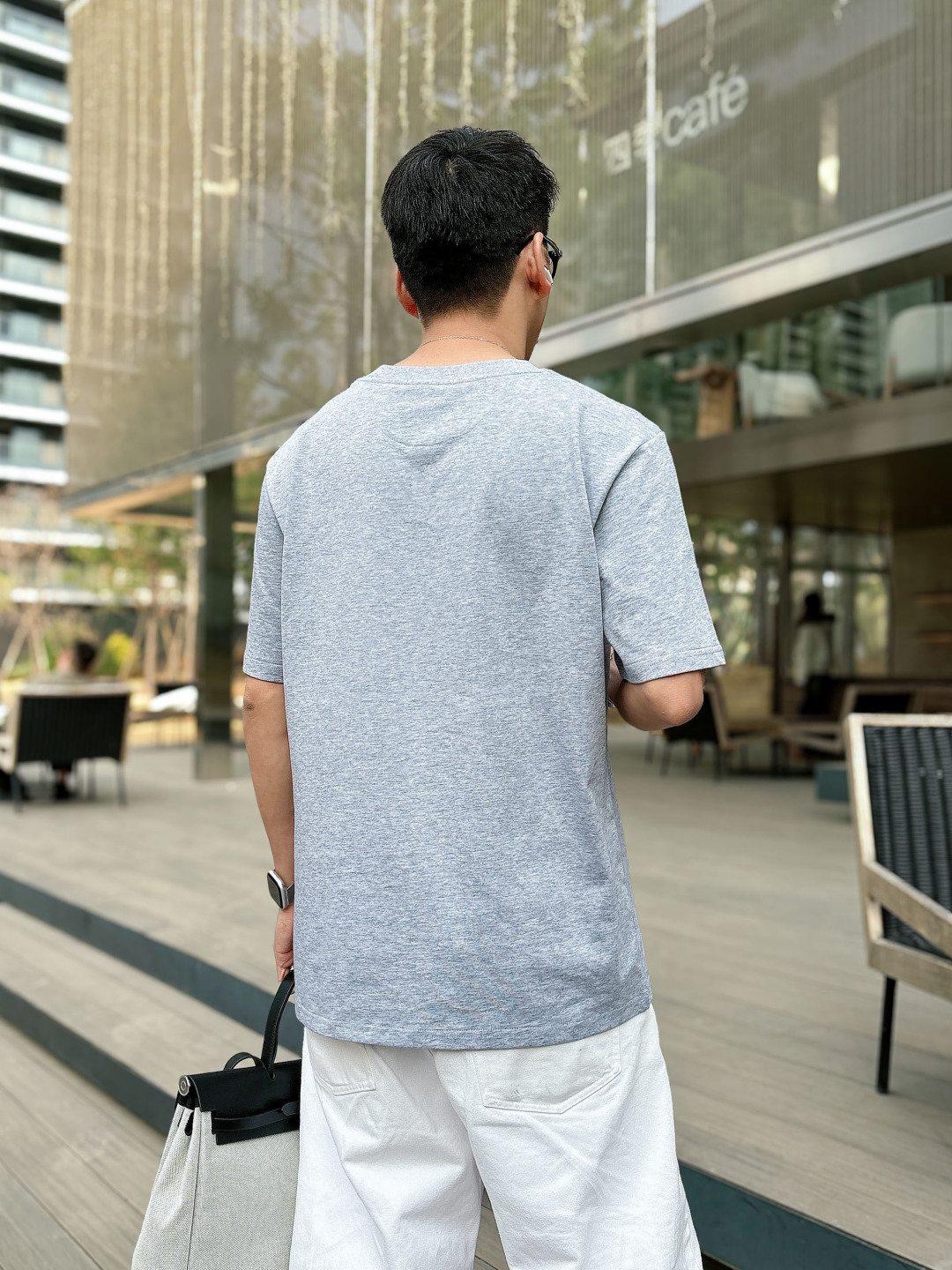 Prada 26ss春夏新品经典标识涂珐琅金属三角形徽标短袖T恤，正面胸前饰有品牌经典标志性三角形金属标