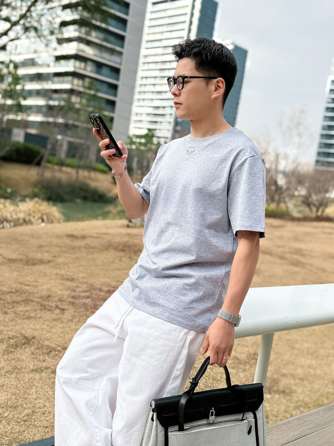 Prada 26ss春夏新品经典标识涂珐琅金属三角形徽标短袖T恤，正面胸前饰有品牌经典标志性三角形金属标