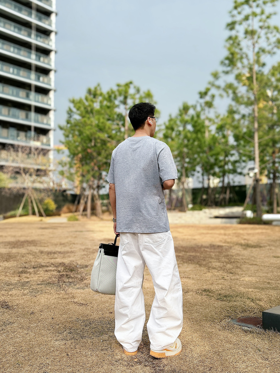 Prada 26ss春夏新品经典标识涂珐琅金属三角形徽标短袖T恤，正面胸前饰有品牌经典标志性三角形金属标