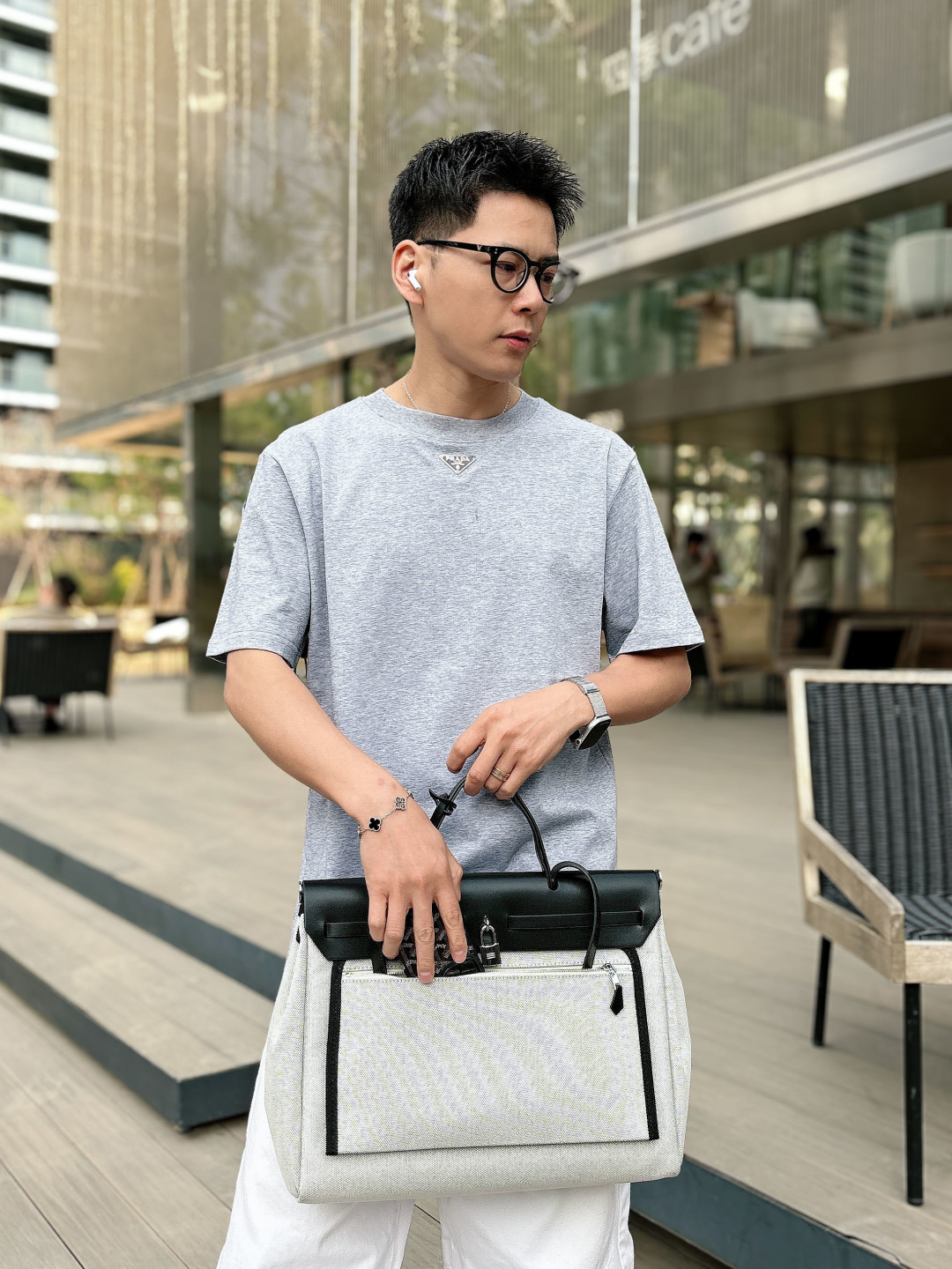 Prada 26ss春夏新品经典标识涂珐琅金属三角形徽标短袖T恤，正面胸前饰有品牌经典标志性三角形金属标