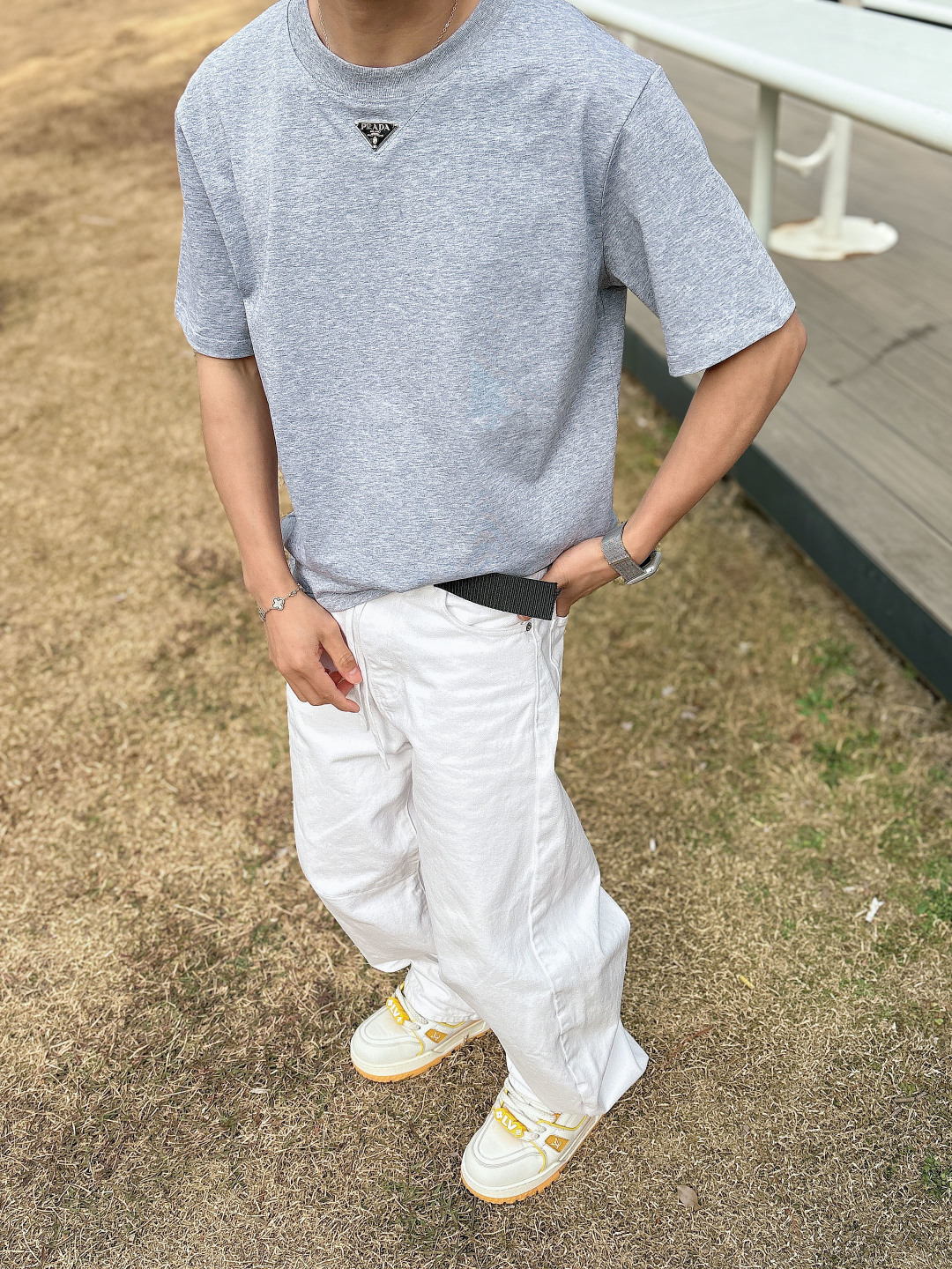 Prada 26ss春夏新品经典标识涂珐琅金属三角形徽标短袖T恤，正面胸前饰有品牌经典标志性三角形金属标