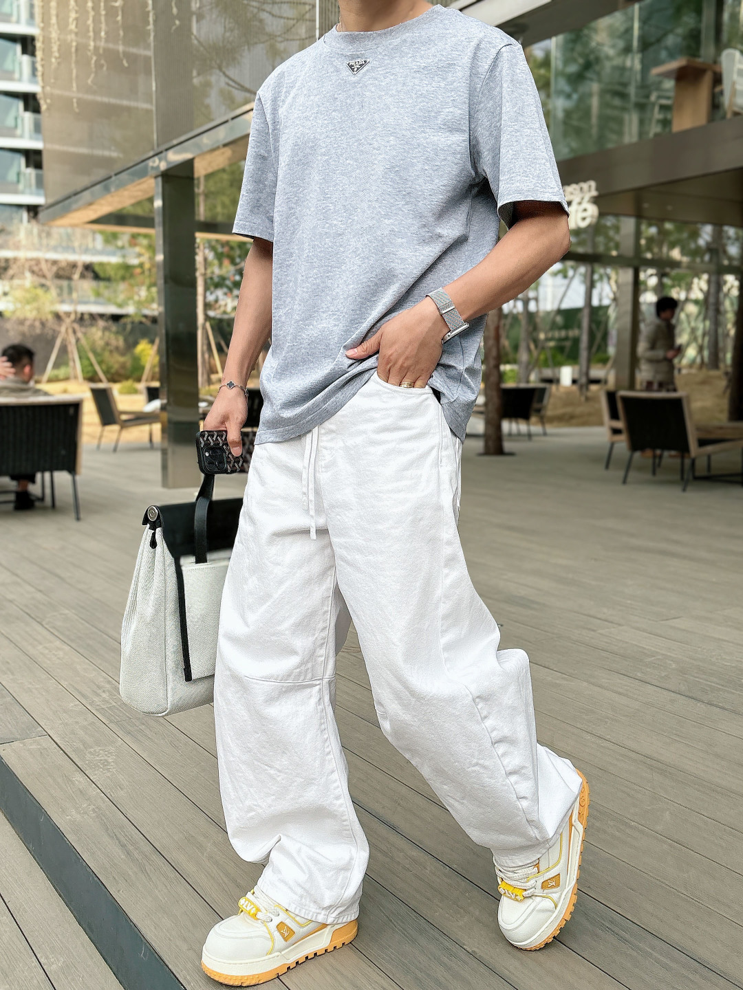 Prada 26ss春夏新品经典标识涂珐琅金属三角形徽标短袖T恤，正面胸前饰有品牌经典标志性三角形金属标