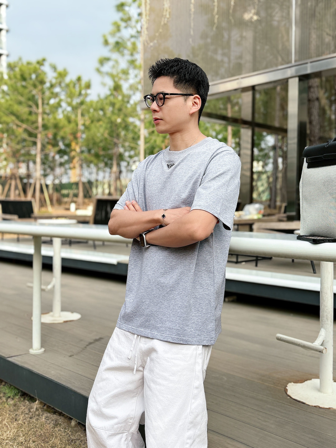 Prada 26ss春夏新品经典标识涂珐琅金属三角形徽标短袖T恤，正面胸前饰有品牌经典标志性三角形金属标