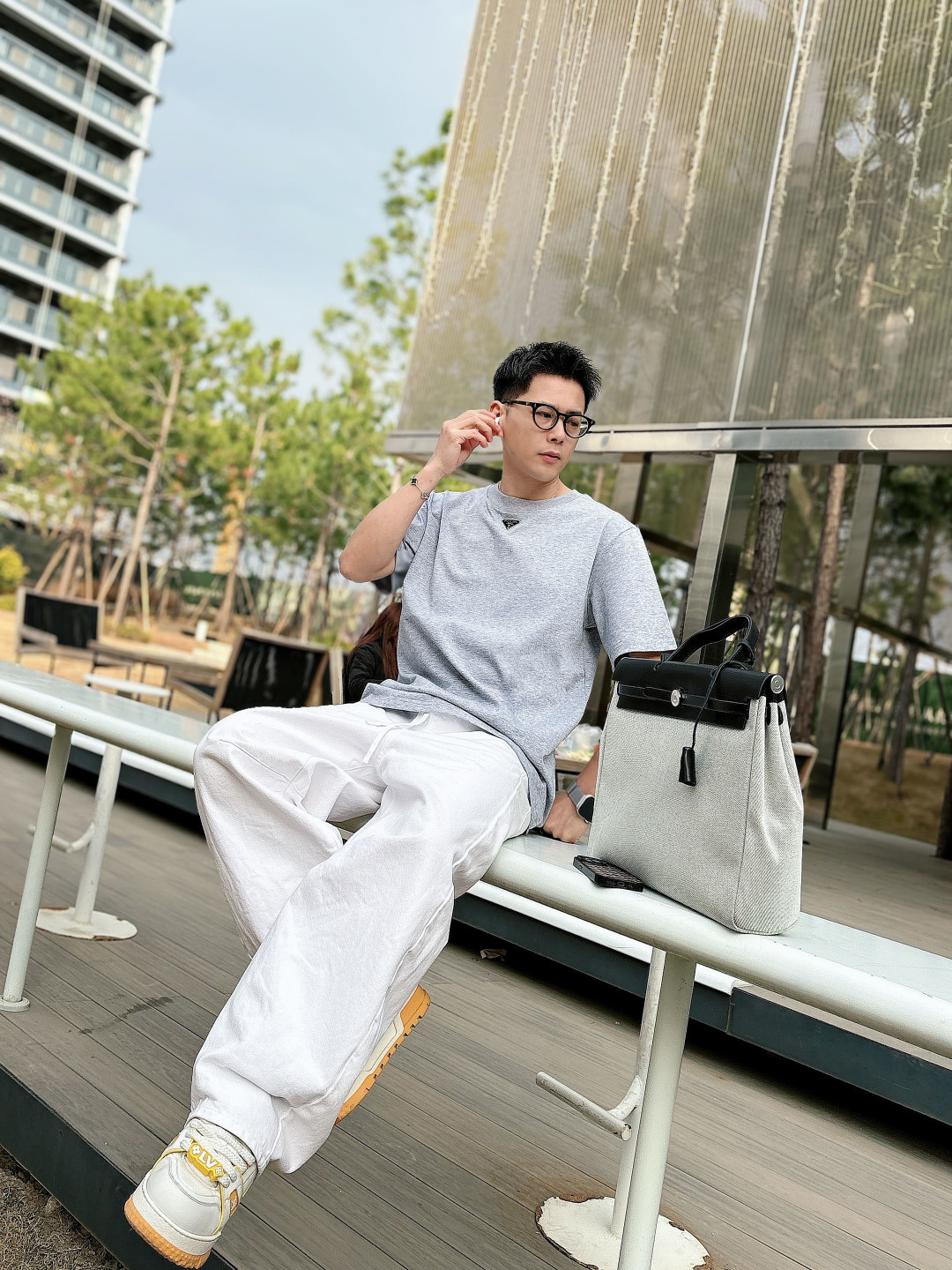 Prada 26ss春夏新品经典标识涂珐琅金属三角形徽标短袖T恤，正面胸前饰有品牌经典标志性三角形金属标