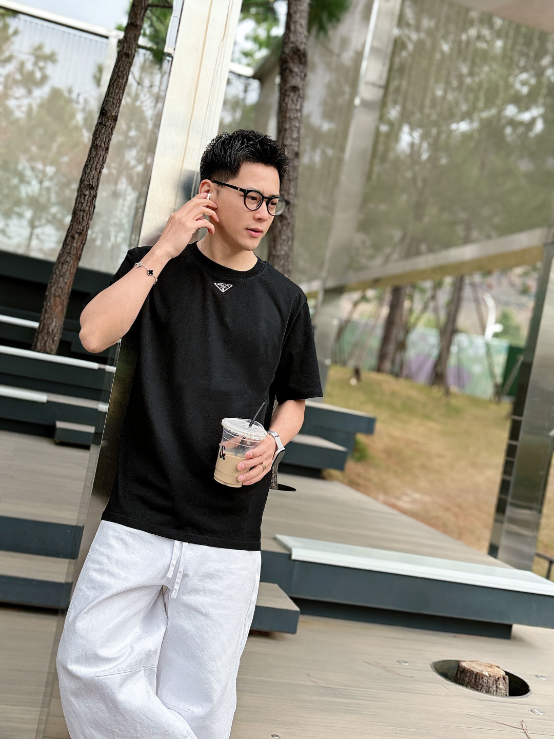 Prada 26ss春夏新品经典标识涂珐琅金属三角形徽标短袖T恤，正面胸前饰有品牌经典标志性三角形金属标