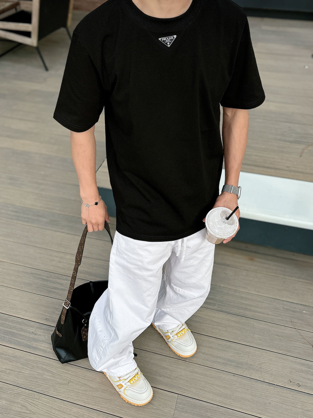 Prada 26ss春夏新品经典标识涂珐琅金属三角形徽标短袖T恤，正面胸前饰有品牌经典标志性三角形金属标