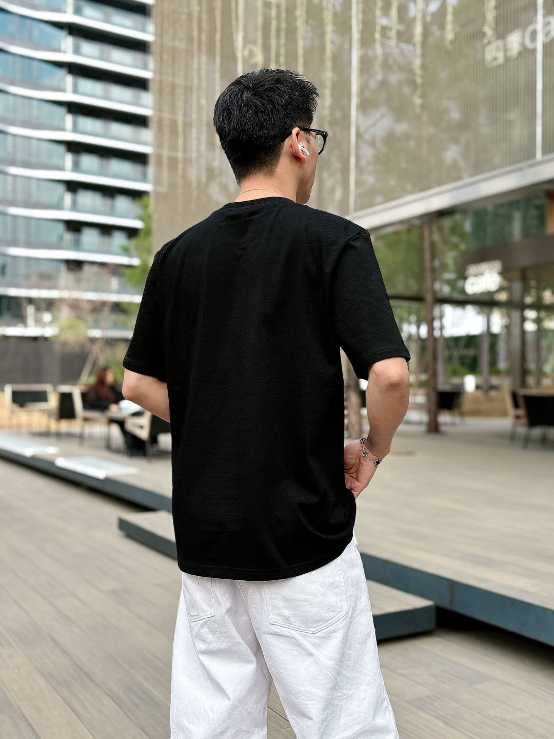 Prada 26ss春夏新品经典标识涂珐琅金属三角形徽标短袖T恤，正面胸前饰有品牌经典标志性三角形金属标