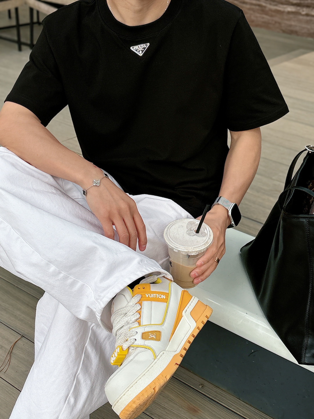 Prada 26ss春夏新品经典标识涂珐琅金属三角形徽标短袖T恤，正面胸前饰有品牌经典标志性三角形金属标