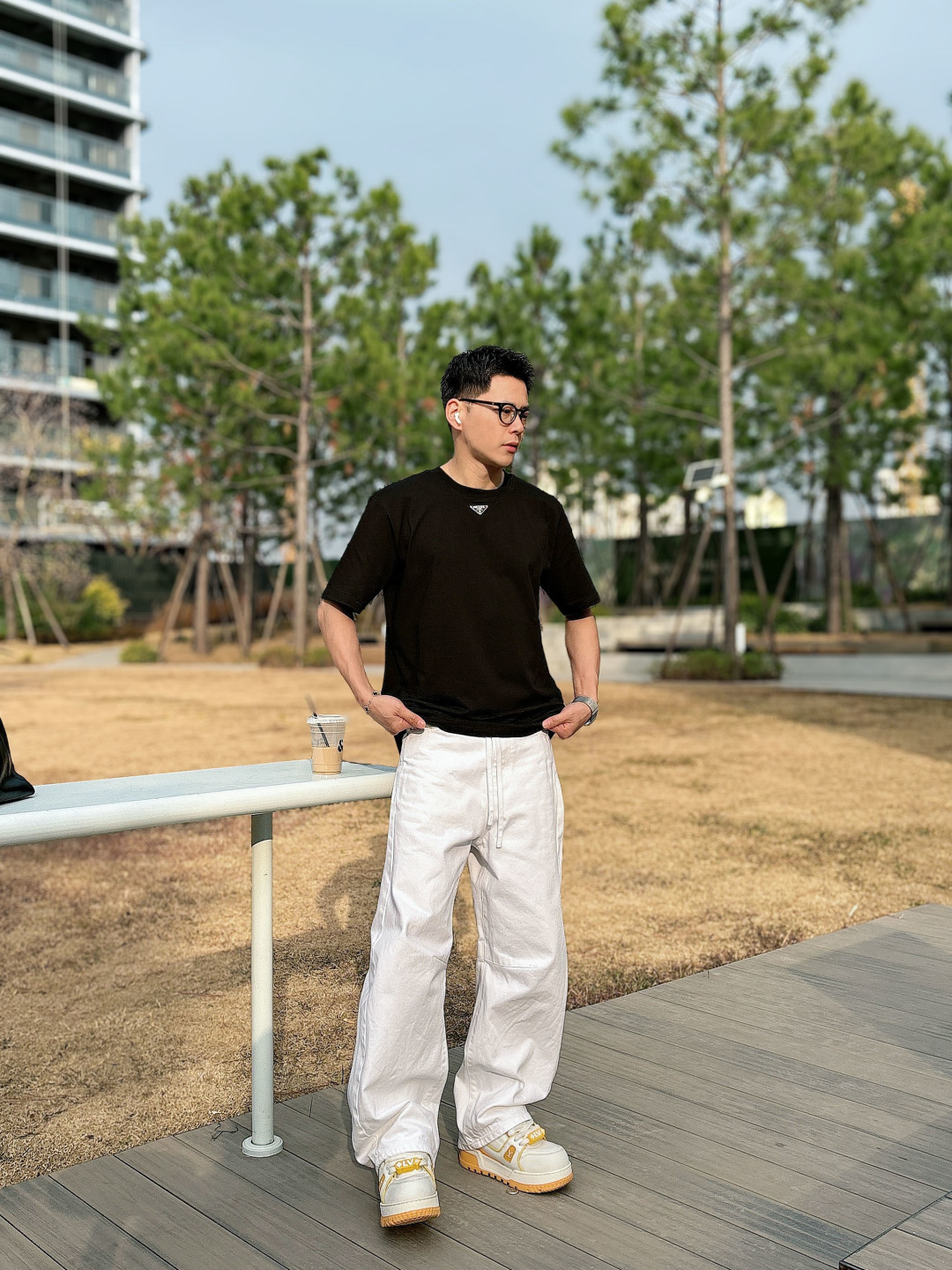 Prada 26ss春夏新品经典标识涂珐琅金属三角形徽标短袖T恤，正面胸前饰有品牌经典标志性三角形金属标