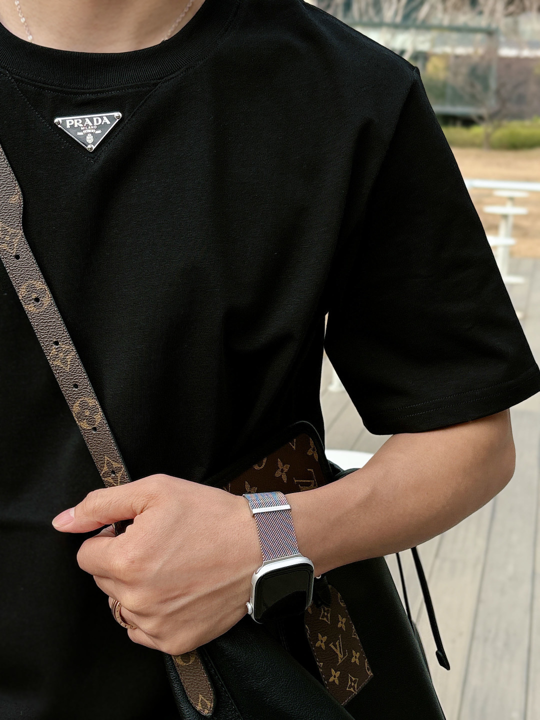 Prada 26ss春夏新品经典标识涂珐琅金属三角形徽标短袖T恤，正面胸前饰有品牌经典标志性三角形金属标