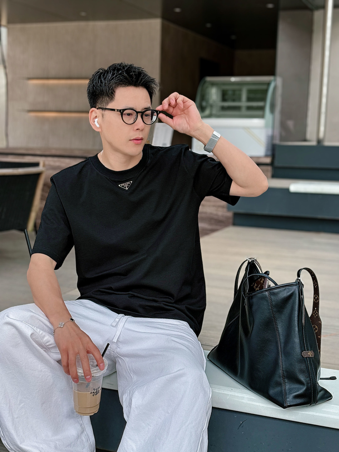 Prada 26ss春夏新品经典标识涂珐琅金属三角形徽标短袖T恤，正面胸前饰有品牌经典标志性三角形金属标