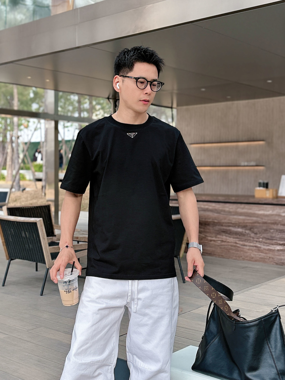 NO:736767,Prada 26ss spring and summer new classic logo coated enamel metal triangle logo short-sleeved T-shirt, decorated with the brand's classic iconic triangle metal logo on the front and chest, very recognizable, evergreen style, minimalist and versatile, the upper body is comfortable and breathable, soft, delicate and micro-elastic, high-quality fabric; color black, white, size S-2XL (higher version has turtleback on the back),, prada, T-shirt, tees, t-shirt,19860909Prada 26ss春夏新品经典标识涂珐琅金属三角形徽标短袖T恤,正面胸前饰有品牌经典标志性三角形金属标点缀超有辨识度,常青款、极简百搭,上身舒适透气、柔软细腻微弹、高品质面料； 颜色黑色、白色 尺码S-2XL（高版本背后有龟背）,,prada,T-shirt,tees，t-shirt,,Men's clothing