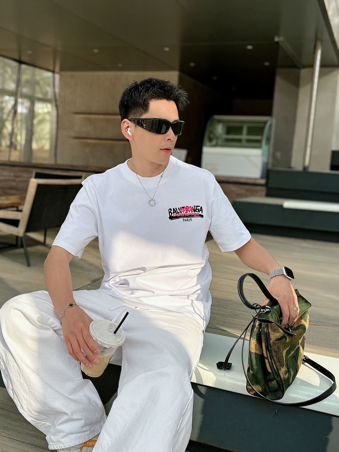 bal*enc*ia*ga巴黎新款短袖T恤， 纯棉面料，简约时尚精致，减龄百搭，色彩搭配舒适清爽， 亲肤