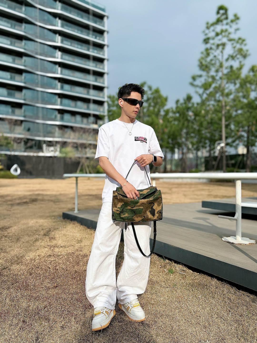 bal*enc*ia*ga巴黎新款短袖T恤， 纯棉面料，简约时尚精致，减龄百搭，色彩搭配舒适清爽， 亲肤