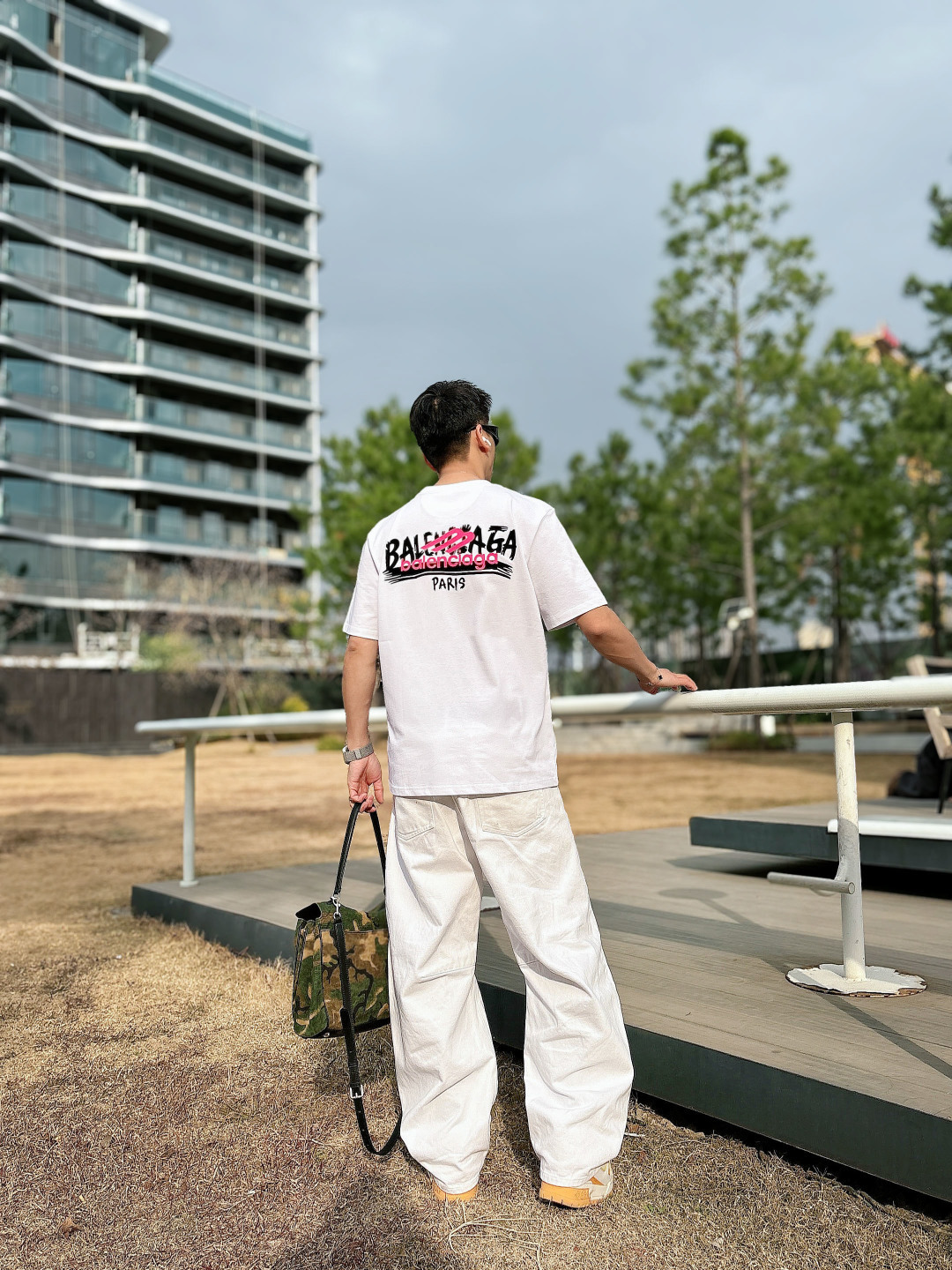 bal*enc*ia*ga巴黎新款短袖T恤， 纯棉面料，简约时尚精致，减龄百搭，色彩搭配舒适清爽， 亲肤