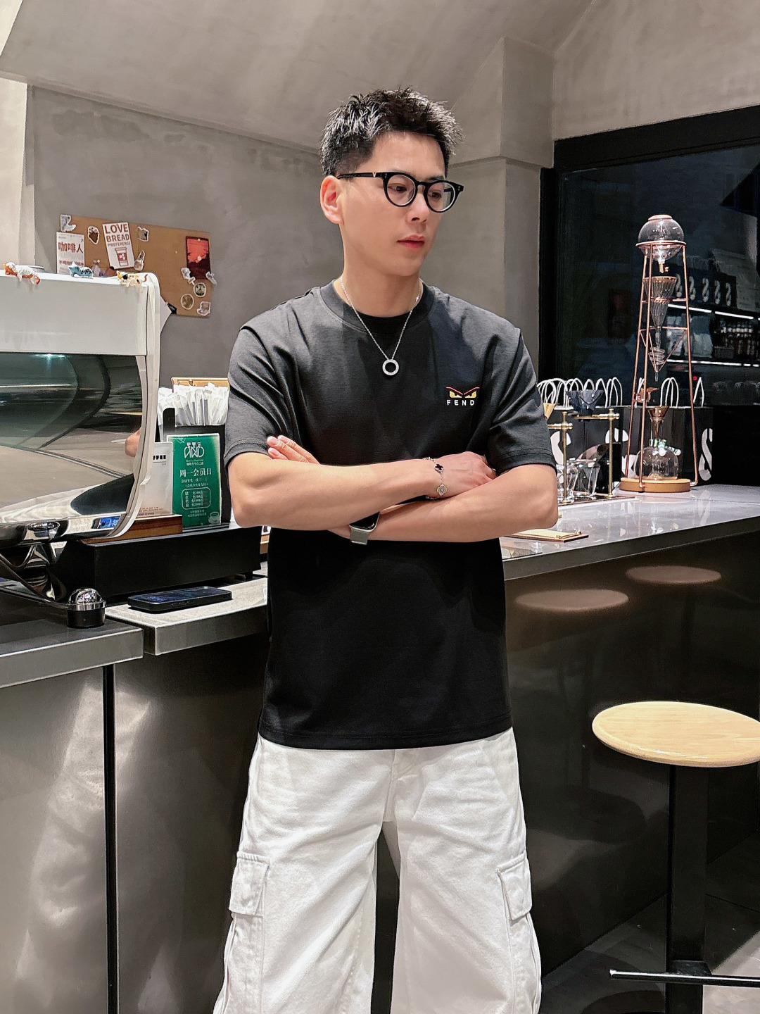 NO:736753,FENDI Fendi's 2026ss spring and summer new models are on the market. The customized fabrics are soft and comfortable, and the classic embroidered eyes are very fashionable and representative!  Exquisite little eye embroidery craftsmanship!  Comfortable and breathable to the touch!  Extremely fashionable, eye-catching and classy, ​​the upper body effect is high-end and elegant, the ultimate stylish and versatile style!  Color Black White Size S-2XL,,fendi,fendi,19860909FENDI 芬迪 2026ss春夏新款上市 定制面料柔软舒适,经典刺绣眼睛 极具时尚代表性！精致小眼睛刺绣工艺！手感舒适透气！极为时尚耐看有腔调,上身效果高端大气,极致有型的百搭款！ 颜色黑色 白色 尺码S-2XL,,fendi,fendi,,Men's clothing