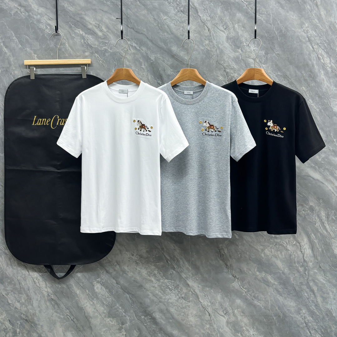 NO:758721,Dior* Dior embroidered pony short-sleeved T-shirt The Dior limited edition that catches your eye at first glance is here! The three-dimensional embroidered pony on the chest is cute and eye-catching, full of details~ Paired with the classic 'Dior' letter embroidery, the sophistication is directly stunning! The custom-made fabric is crisp and stylish, not soft, and it is not easy to deform after washing~ It is skin-friendly and breathable while having a sense of texture. The upper body is slightly loose and casual, and can be easily held during daily commuting/outing! Same style for men and women, white  Gray black S-XXl,,dior,dior,T-shirt,tees,t-shirt,19860909Dior*迪奥 刺绣小马短袖T恤 一眼心动的Dior限定款来啦!'胸前立体刺绣小马萌趣吸睛,细节感拉满~搭配经典'Dior'字母刺绣,精致度直接封神!定制面料挺括有型不软塌,洗后也不易变形~亲肤透气的同时自带肌理感,上身微宽松版型慵懒随性,日常通勤/出街都能轻松hold住!男女同款 白色 灰色 黑色 S-XXl,,dior,dior,T-shirt,tees，t-shirt,,Men's clothing