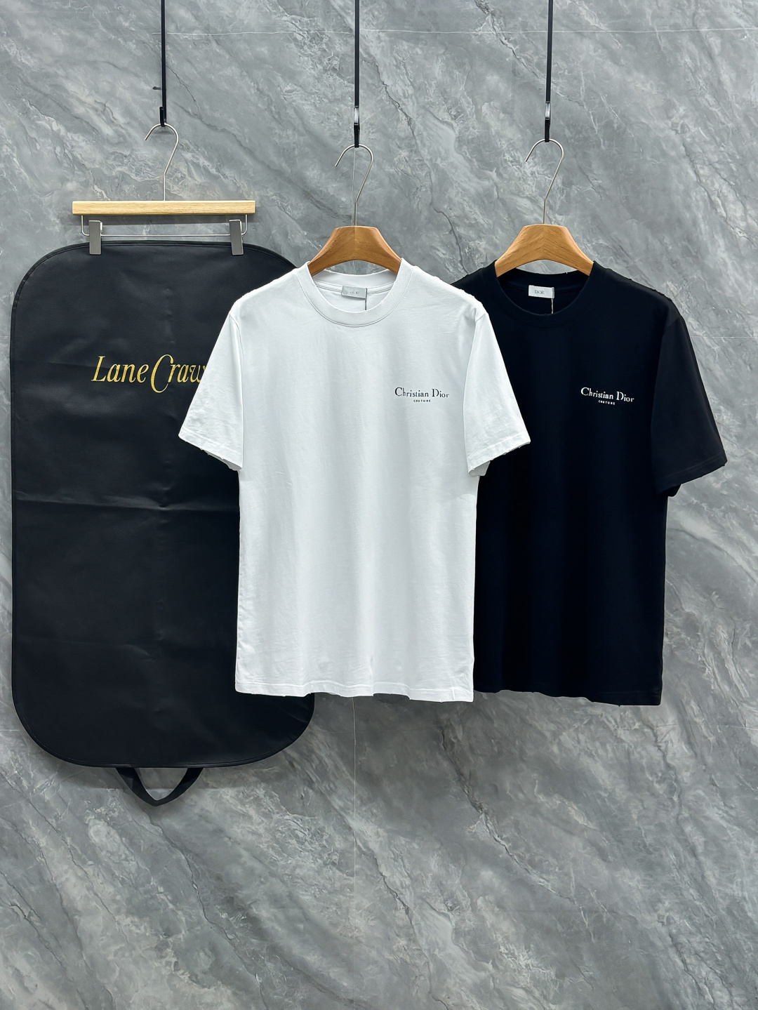 NO:758729,DO# 2026ss new spring and summer new debut counter, the latest short-sleeved round neck T-shirt, high-end customization, avant-garde and fashionable design!  Brand logo frayed design, high-end customized fabrics. Soft to the touch. Comfortable to wear. Counter-level exquisite stitching. Fine workmanship. The upper body effect is incomparably handsome!  A must-have item for a stylish man!  Color Black. White. Size S-2XL,, T-shirt, tees, t-shirt,19860909DO# 2026ss春夏新款首发专柜最新款短袖圆领T恤 高端订制 设计前卫时尚！品牌logo磨破工艺设计 高端定制面料.手感柔软.穿着舒适.专柜级别精致车线.做工精细.上身效果无敌帅气！型男必备单品！颜色黑色.白色.码数S-2XL,,T-shirt,tees，t-shirt,,Men's clothing