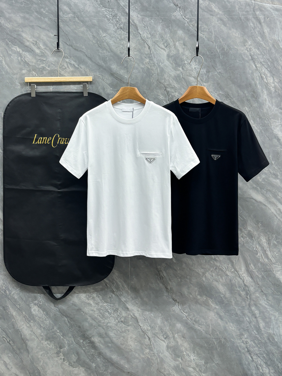 NO:758736,Pra26SS spring and summer new triangle iron brand logo round neck short-sleeved T-shirt, with the same color inverted triangle metal logo on the chest, the enamel craftsmanship is low-key and recognizable, the round neck design is simple and versatile, and can be easily controlled in daily casual or street style. The tailoring redefines the brand's ever-evolving iconic style and injects new ideas into men's wardrobe. The fabric has high-end texture, size S～2XL, prada, T-shirt, tees, t-shirt,19860909Pra26SS春夏新品三角铁牌徽标圆领短袖T恤,胸前衣服同色倒三角金属徽标,珐琅工艺低调又有辨识度,圆领设计简约百搭,日常休闲或街头风都能轻松驾驭.剪裁合身,重新定义了品牌不断演变的标志性风格,为男士衣橱注入新意.面料质感高端、码数 S～2XL,,prada,T-shirt,tees，t-shirt,,Men's clothing