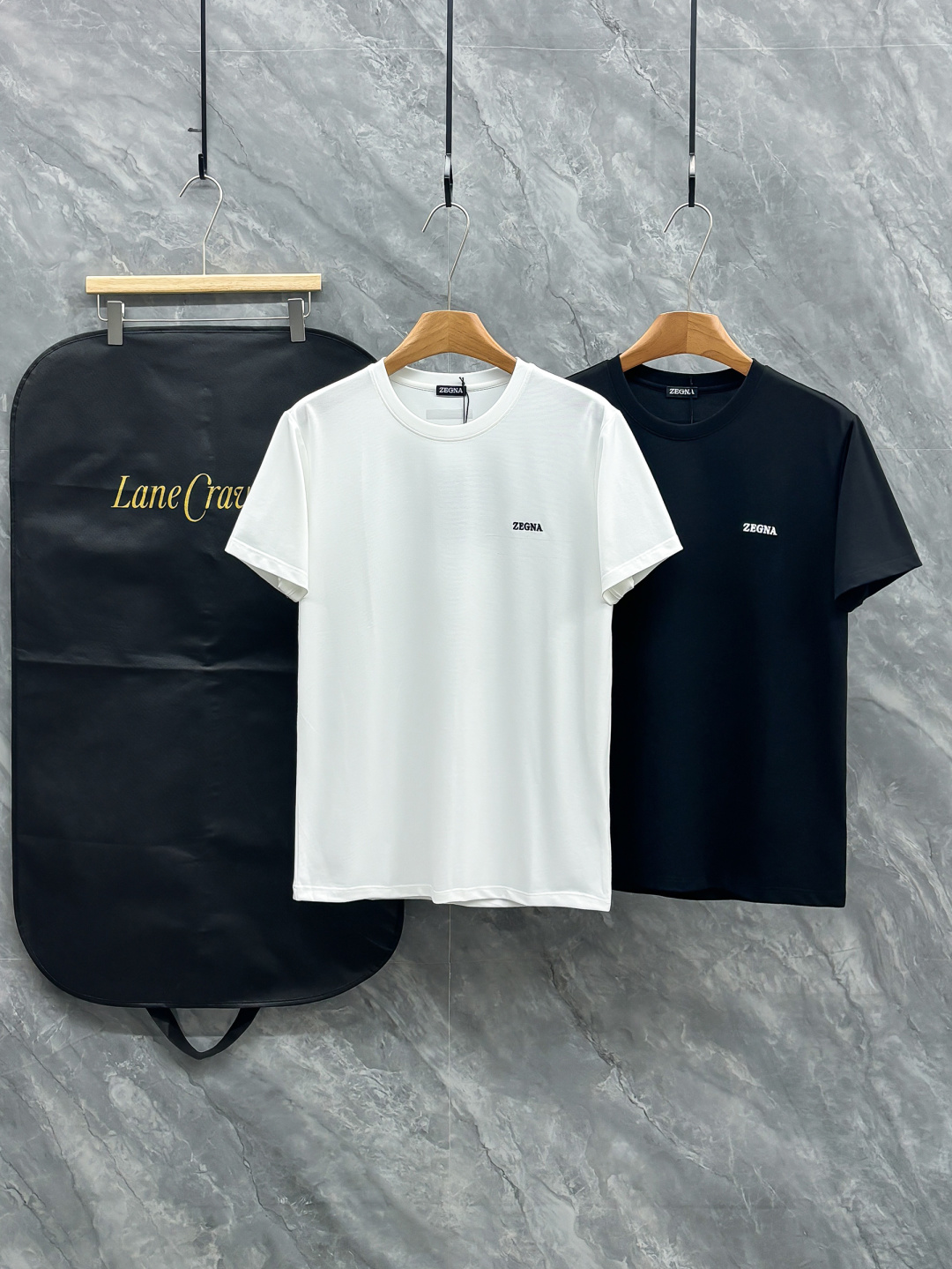 NO:758743,2026ss new products Z Home Spring and Summer The front is decorated with classic elements of the brand in contrasting colors, three-dimensional embroidery of letters, logo and flowers. Short-sleeved T-shirt, classic minimalist style design, an indispensable item in the wardrobe, (customized mercerized pique fabric. Contains mulberry silk.  The mercerized pearl texture is soft and delicate, has good gloss, and the overall texture is superb. This model adopts the pearl mesh structure to have good air permeability and moisture absorption, making it comfortable and dry to wear. It also has certain wrinkle resistance and color fastness, and is not easy to deform and fade) Black White Size S-2XL,, T-shirt, tees, t-shirt,198609092026ss新品 Z家 春夏正面饰有撞色品牌经典元素 字母logo花字立体刺绣 短袖T恤,经典极简风格设计衣橱里不可或少的单品,（定制丝光珠地面料.含桑蚕丝. 丝光珠地手感柔软细腻,光泽度好,整体质感超赞.此款选用珠地网眼结构使其具有良好的透气性和吸湿性,穿着舒适干爽,同时还具备一定的抗皱性和色牢度,不易变形和褪色）黑色 白色 码数S-2XL,,T-shirt,tees，t-shirt,,Men's clothing