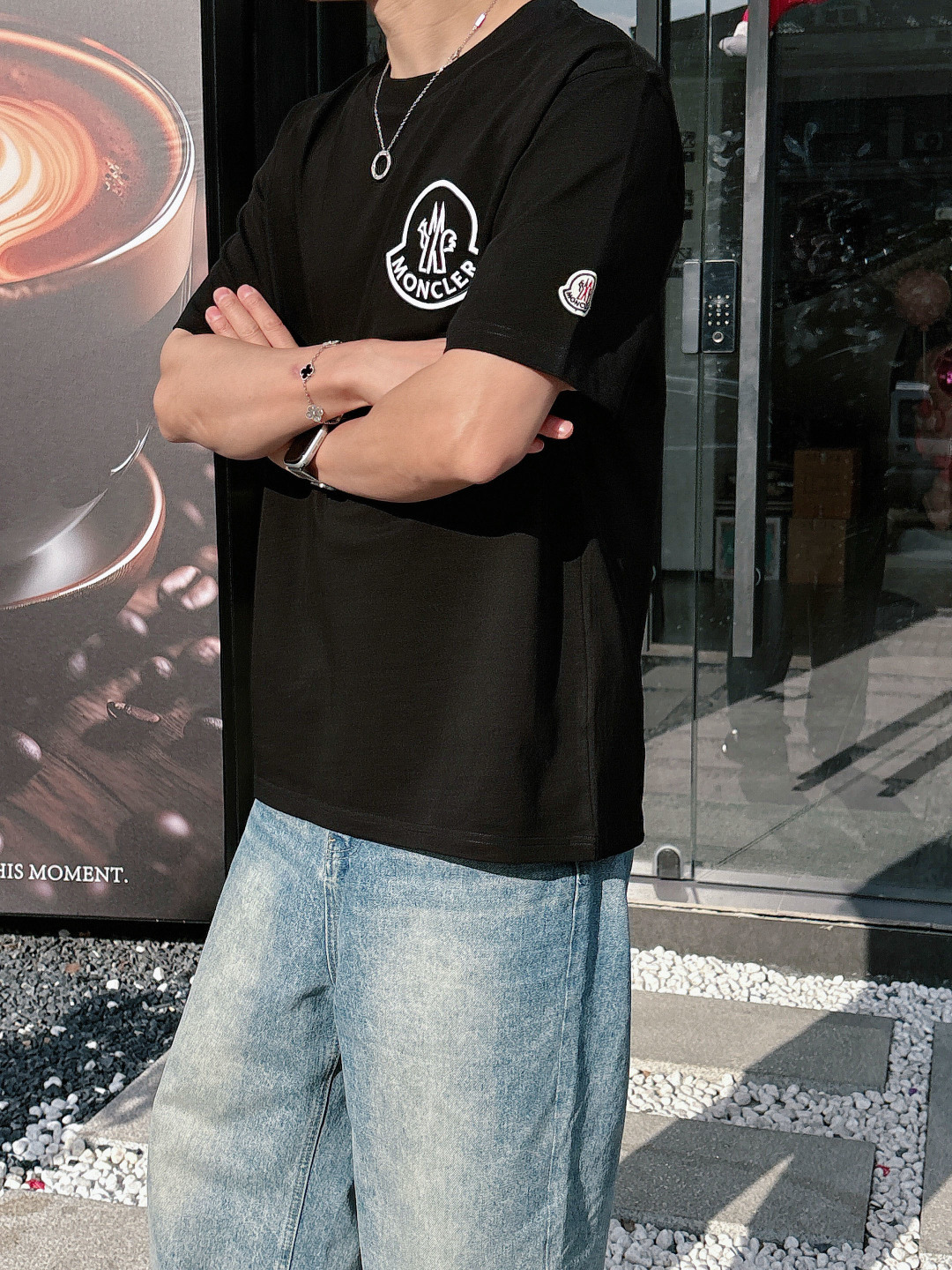 NO:736740,MON*CLER 2026 spring and summer latest casual round neck short-sleeved T-shirt for men and women!  Classic embroidery logo. It is neither monotonous nor complicated, and it shows the good taste!  Comfortable, sweat-absorbent and breathable are no problem~ The unique luxury feel of the fabric presents a simple and elegant temperament!  !  Color Black White Size S M L XL XXL,,Moncler,T-shirt,tees,t-shirt,19860909MON*CLER 蒙口 2026春夏最新款男女同款休闲圆领短袖T恤！经典刺绣logo.既不单调也不复杂,好处的展现品味！舒适吸汗透气根本不在话下～ 面料独具的高奢感呈现简约优雅气质！！ 颜色黑色 白色 尺码S M L XL XXL,,Moncler,T-shirt,tees，t-shirt,,Men's clothing