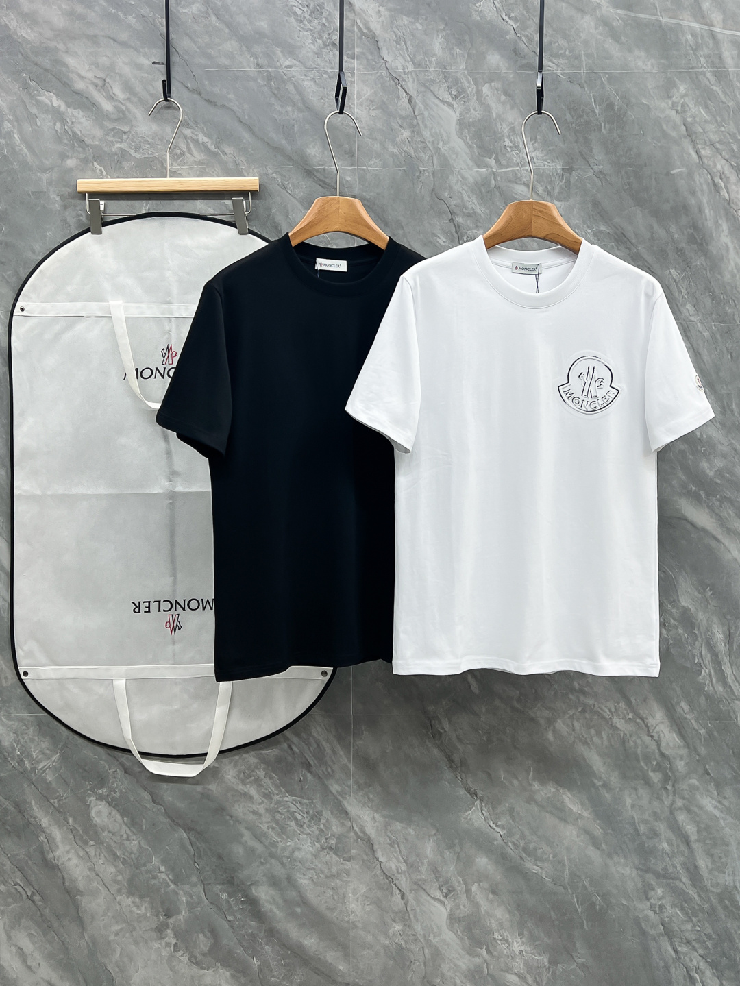 NO:758684,MON*CLER 2026 spring and summer latest casual round neck short-sleeved T-shirt for men and women!  Classic embroidery logo. It is neither monotonous nor complicated, and it shows the good taste!  Comfortable, sweat-absorbent and breathable are no problem~ The unique luxury feel of the fabric presents a simple and elegant temperament!  !  Color Black White Size S M L XL XXL,,Moncler,T-shirt,tees,t-shirt,19860909MON*CLER 蒙口 2026春夏最新款男女同款休闲圆领短袖T恤！经典刺绣logo.既不单调也不复杂,好处的展现品味！舒适吸汗透气根本不在话下～ 面料独具的高奢感呈现简约优雅气质！！ 颜色黑色 白色 尺码S M L XL XXL,,Moncler,T-shirt,tees，t-shirt,,Men's clothing