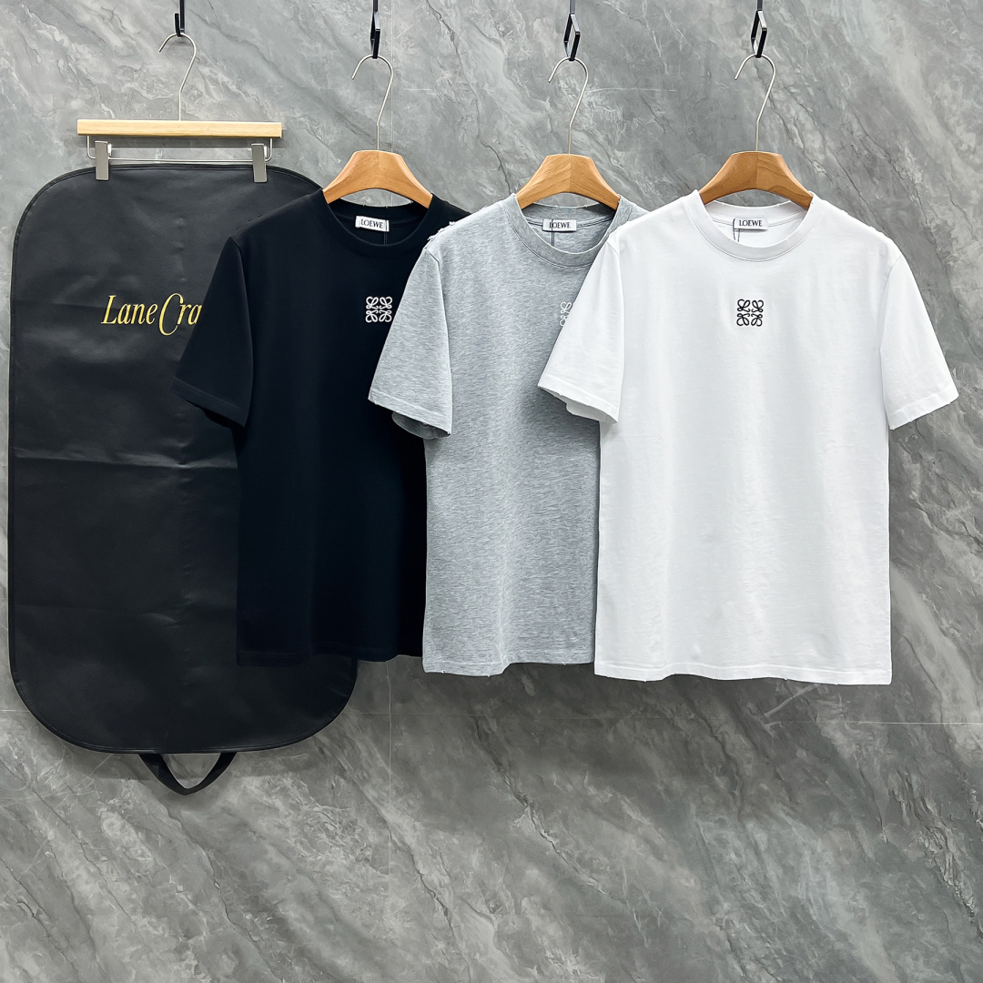 NO:758678,Loew2026ss new spring and summer new debut counter latest short-sleeved round neck T-shirt, high-end custom design, avant-garde and fashionable!  High-end customized pure cotton fabric with classic brand logo. Soft to the touch. Comfortable to wear. Counter-level exquisite stitching. Fine workmanship. The upper body effect is incomparably handsome!  A must-have item for a stylish man!  Color Black White Gray Size S-XXL,,loewe,T-shirt,tees,t-shirt,19860909Loew2026ss 春夏新款首发专柜最新款短袖圆领T恤 高端订制 设计前卫时尚！经典品牌logo高端定制纯棉面料.手感柔软.穿着舒适.专柜级别精致车线.做工精细.上身效果无敌帅气！型男必备单品！ 颜色黑色 白色 灰色 码数S-XXL,,loewe,T-shirt,tees，t-shirt,,Men's clothing
