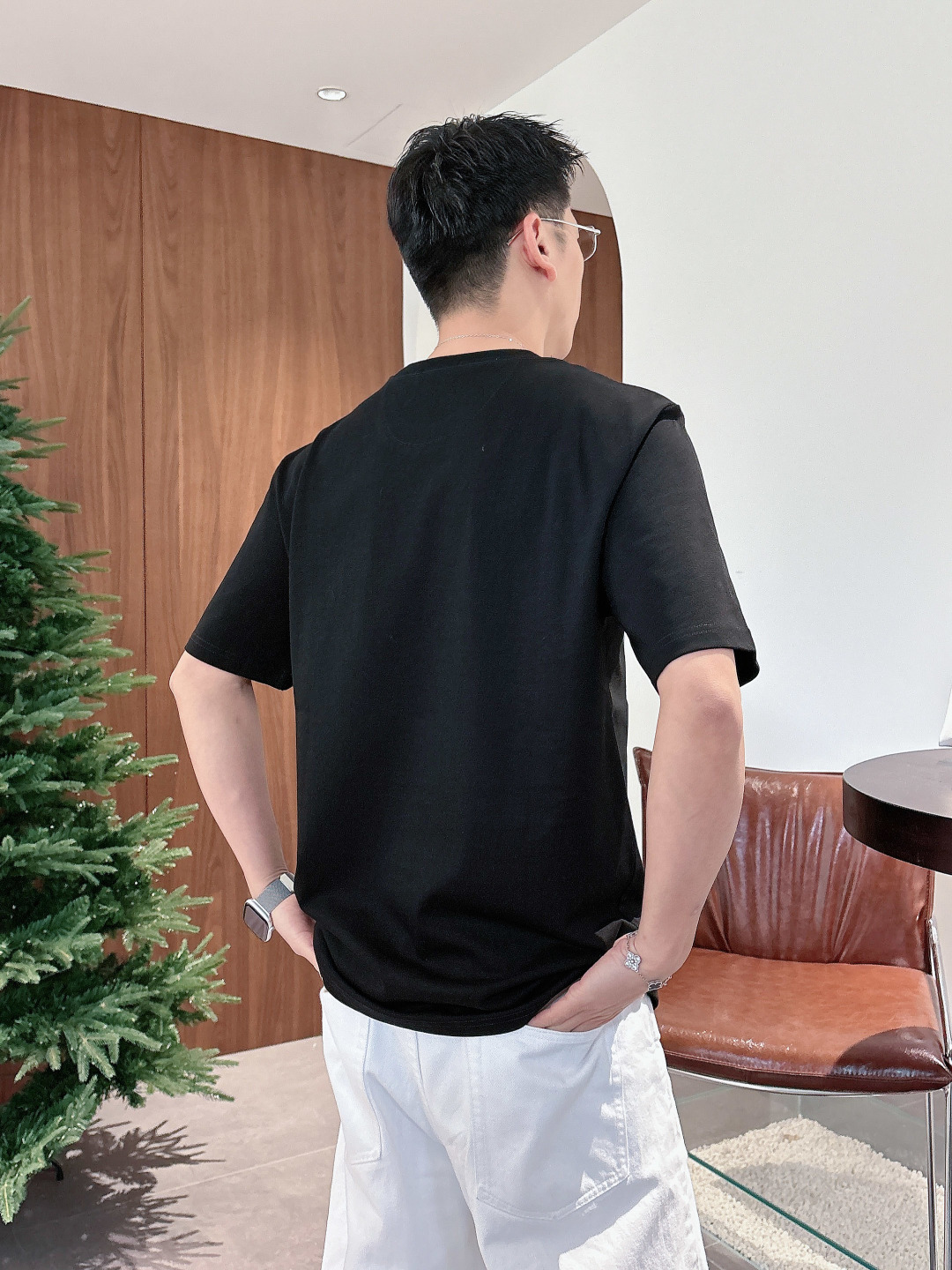 Prada 26ss春夏新品经典标识涂珐琅金属三角形徽标短袖T恤，正面胸前饰有品牌经典标志性三角形金属标