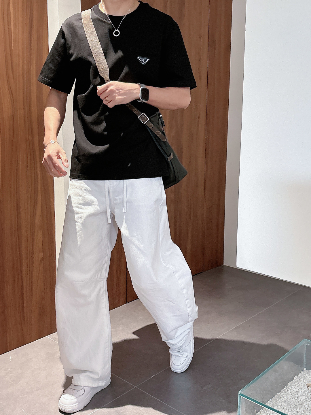 Prada 26ss春夏新品经典标识涂珐琅金属三角形徽标短袖T恤，正面胸前饰有品牌经典标志性三角形金属标