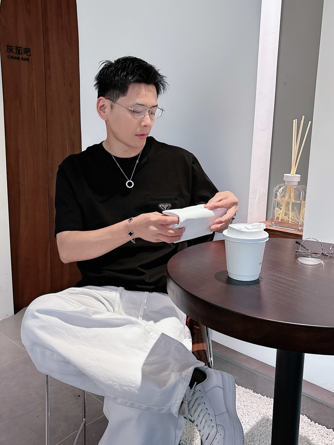 Prada 26ss春夏新品经典标识涂珐琅金属三角形徽标短袖T恤，正面胸前饰有品牌经典标志性三角形金属标