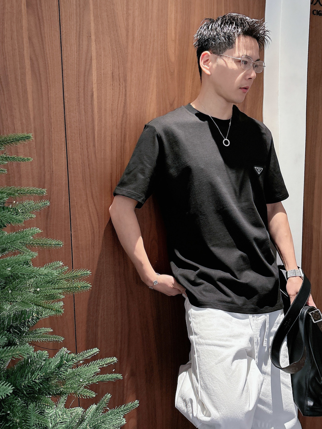 Prada 26ss春夏新品经典标识涂珐琅金属三角形徽标短袖T恤，正面胸前饰有品牌经典标志性三角形金属标