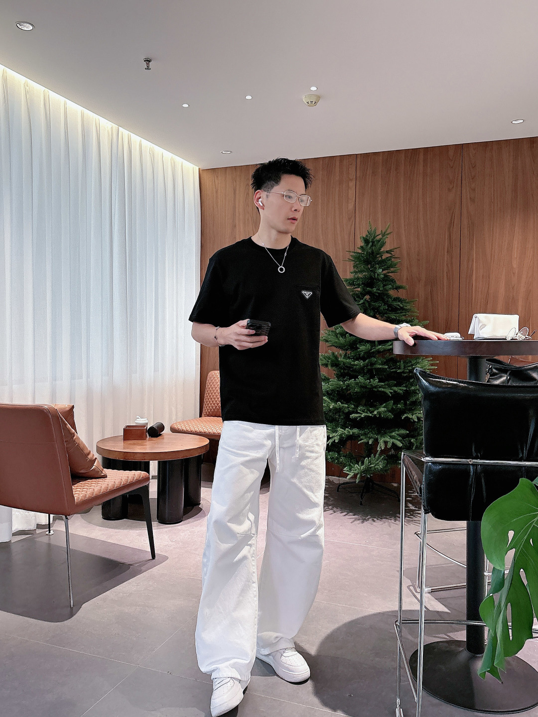 Prada 26ss春夏新品经典标识涂珐琅金属三角形徽标短袖T恤，正面胸前饰有品牌经典标志性三角形金属标