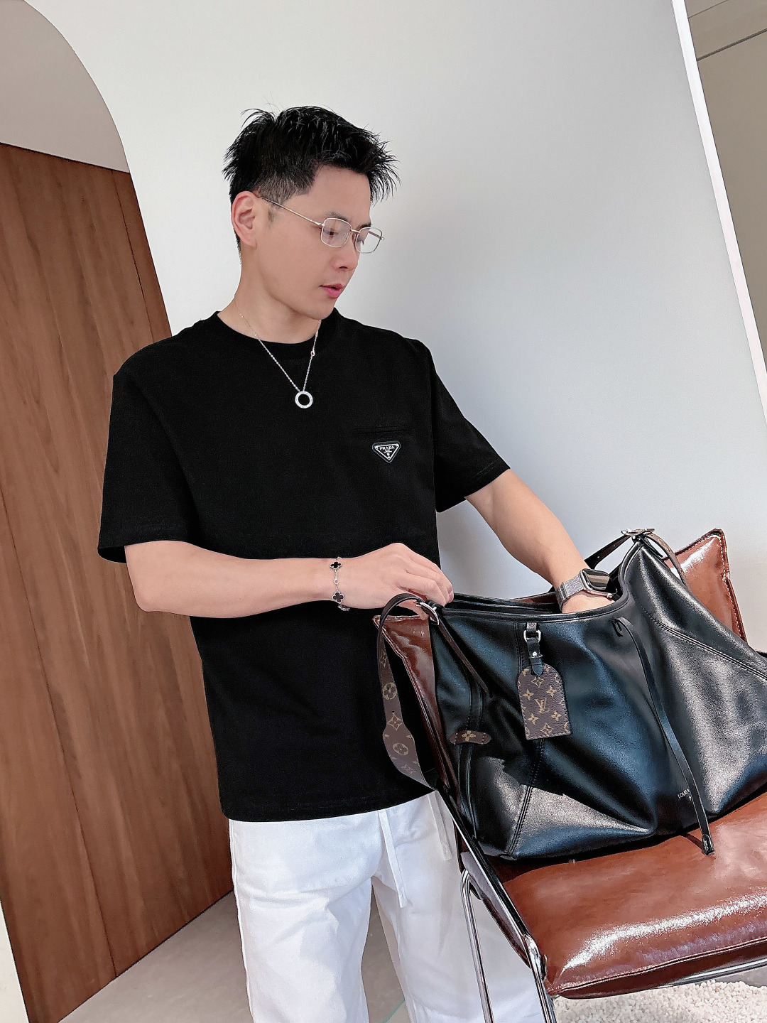 Prada 26ss春夏新品经典标识涂珐琅金属三角形徽标短袖T恤，正面胸前饰有品牌经典标志性三角形金属标