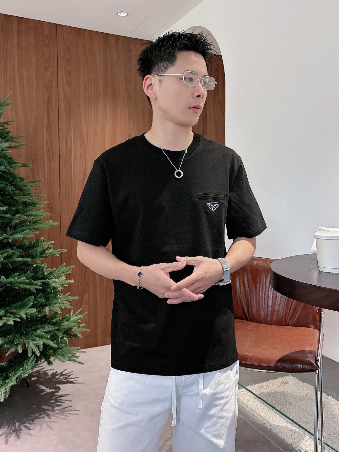 Prada 26ss春夏新品经典标识涂珐琅金属三角形徽标短袖T恤，正面胸前饰有品牌经典标志性三角形金属标