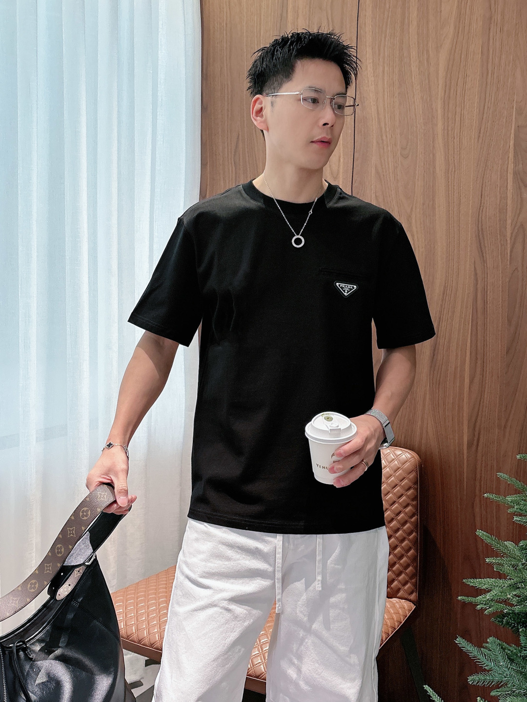 Prada 26ss春夏新品经典标识涂珐琅金属三角形徽标短袖T恤，正面胸前饰有品牌经典标志性三角形金属标