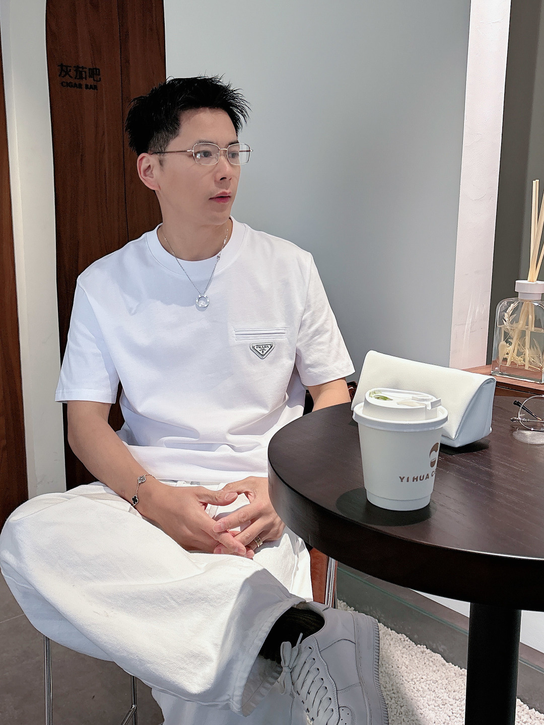 Prada 26ss春夏新品经典标识涂珐琅金属三角形徽标短袖T恤，正面胸前饰有品牌经典标志性三角形金属标